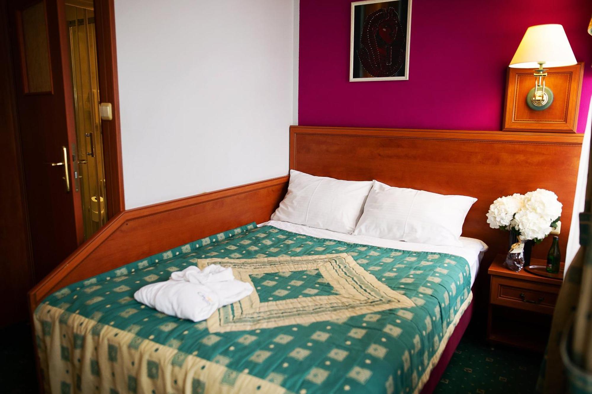 Pietrak Hotel Gniezno Dış mekan fotoğraf